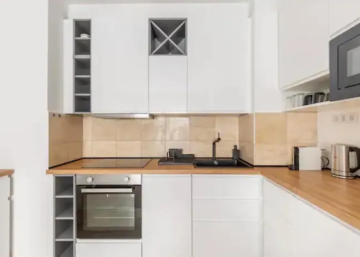 Kazinczy Street Vibe I 2br I 1 Free Parking I Self Check-in Apartment Budapest