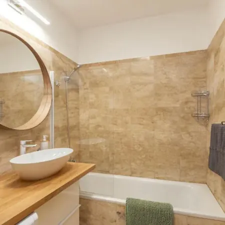 Kazinczy Street Vibe I 2br I 1 Free Parking I Self Check-in * Budapest